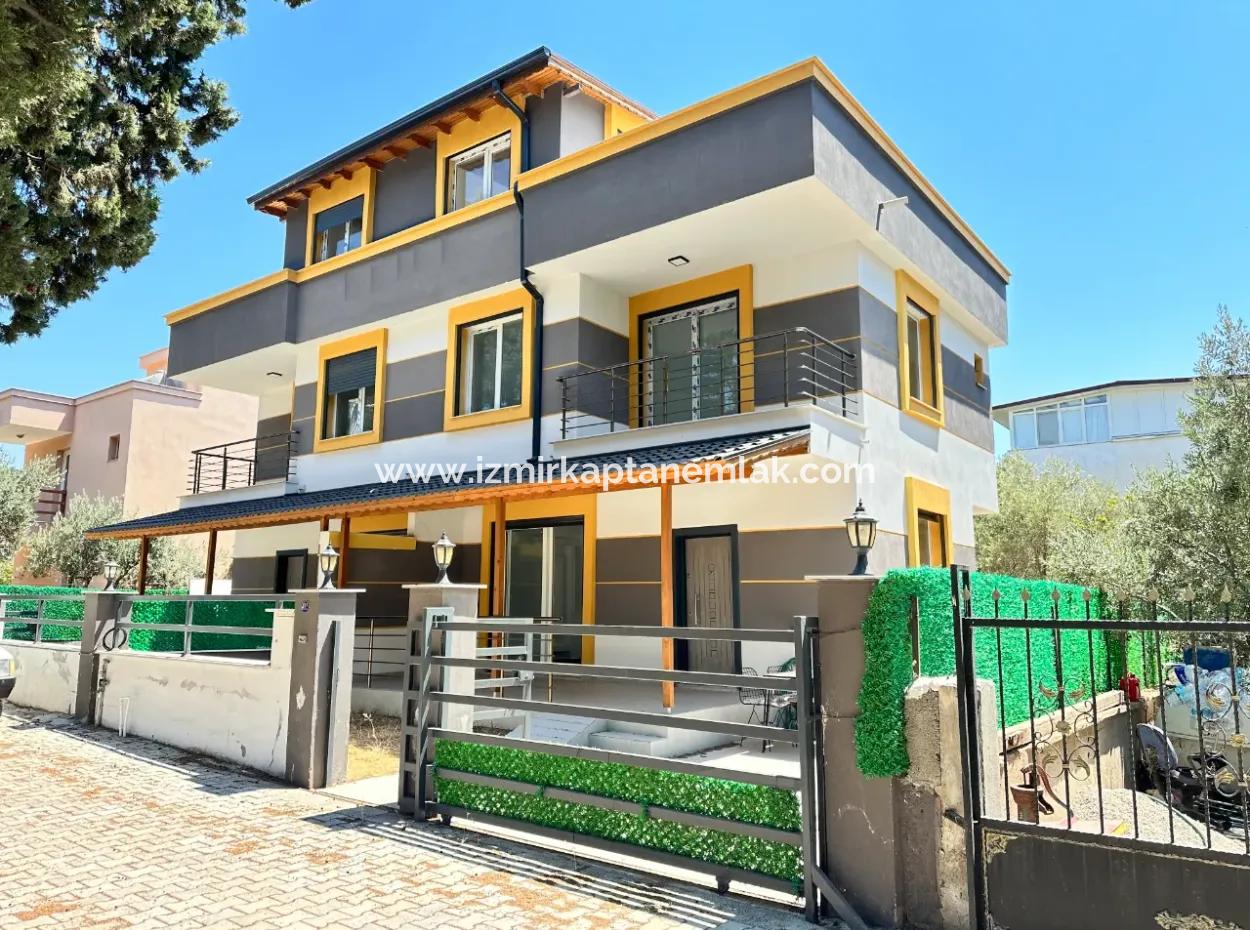 Doğanbey'de Kapalı Otoparklı Geniş Bahçeli Sıfır Satılık 3+1 Villa
