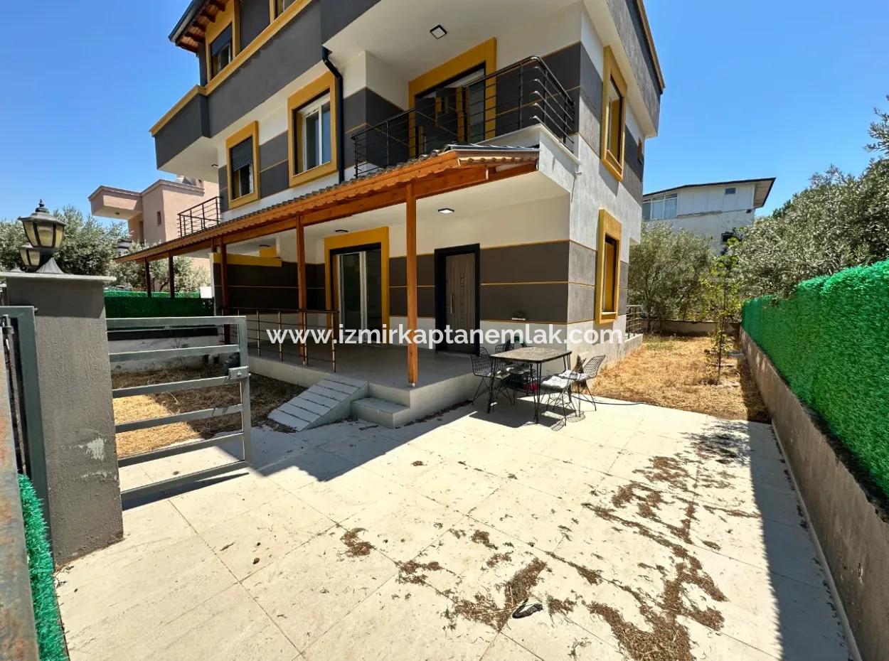Doğanbey'de Kapalı Otoparklı Geniş Bahçeli Sıfır Satılık 3+1 Villa
