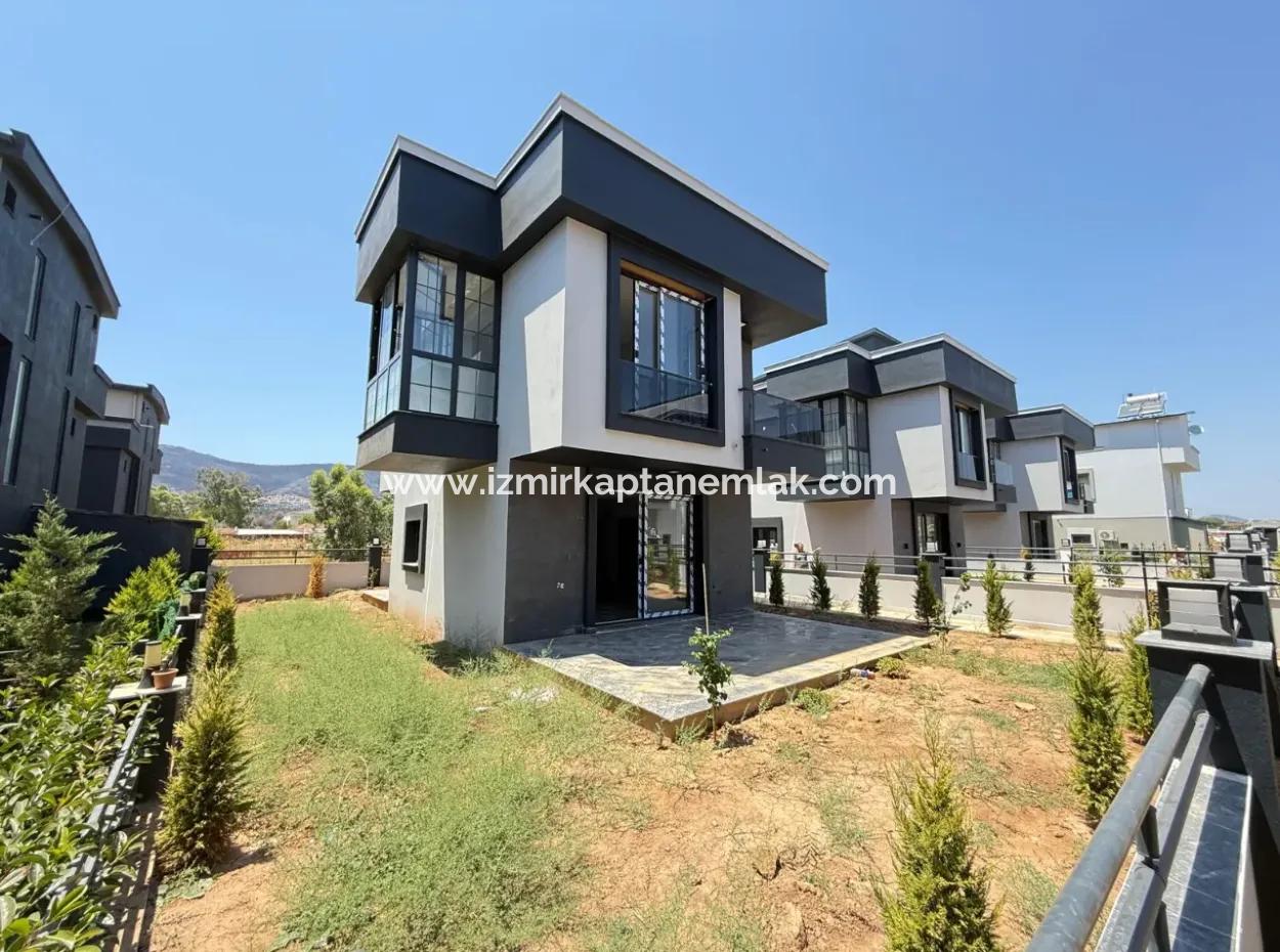Doğanbey'de 200M2 Arsa İçerisin'de Bağımsız Bahçeli Satılık 2+1 Villa