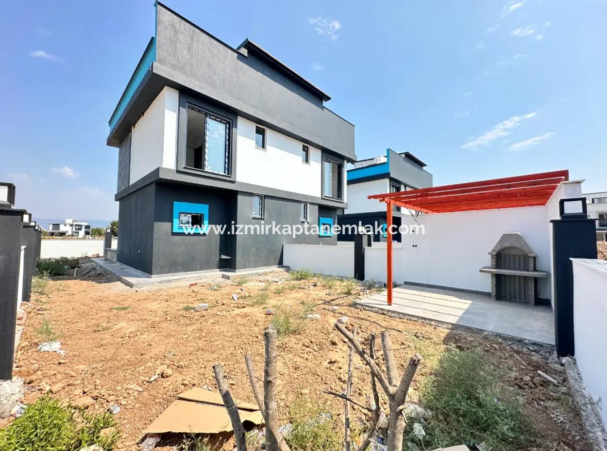 Doğanbey Cumhuriyet Mah'de Geniş Bahçeli Yerden Isıtmalı Satılık 2+1 Villa