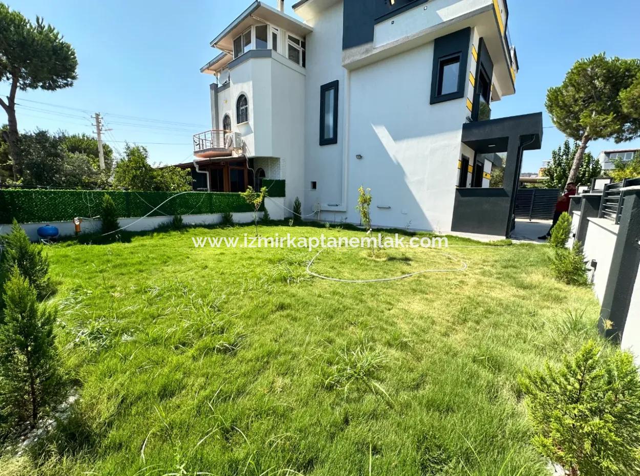 Doğanbey'de 210M2 İçerisin'de Lüks Yapılı Geniş Bahçeli Satılık 3+1 Villa