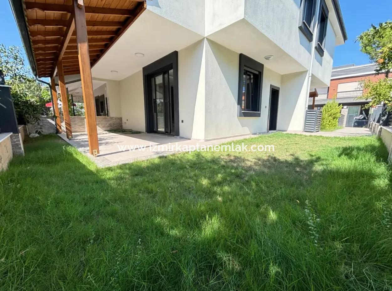 Doğanbey Merkezde Plaja 400M Bahçeli Satılık 4+1 Villa