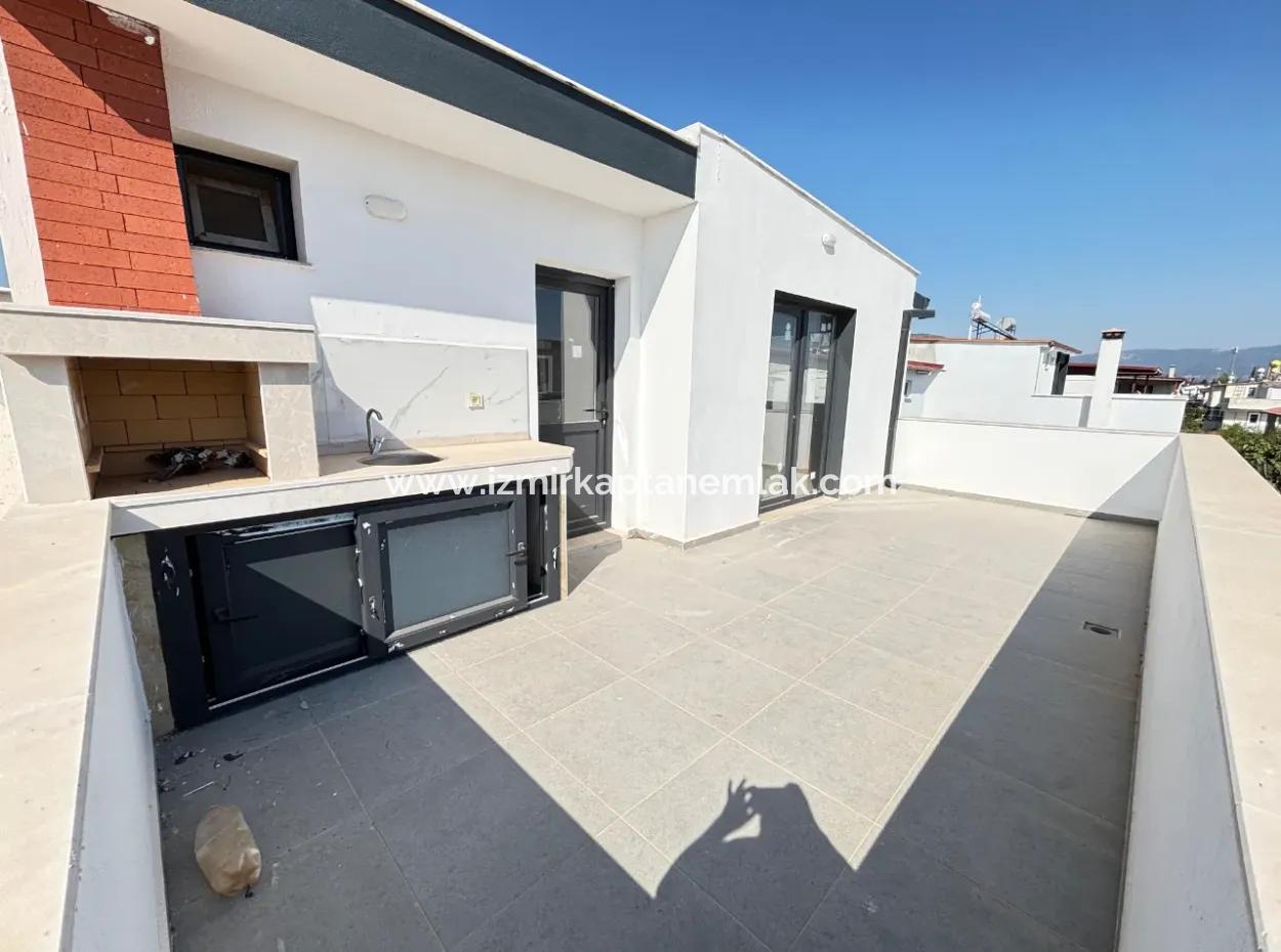 Doğanbey De Geniş Yapılı Bahçeli 3+1 Satılık Villa