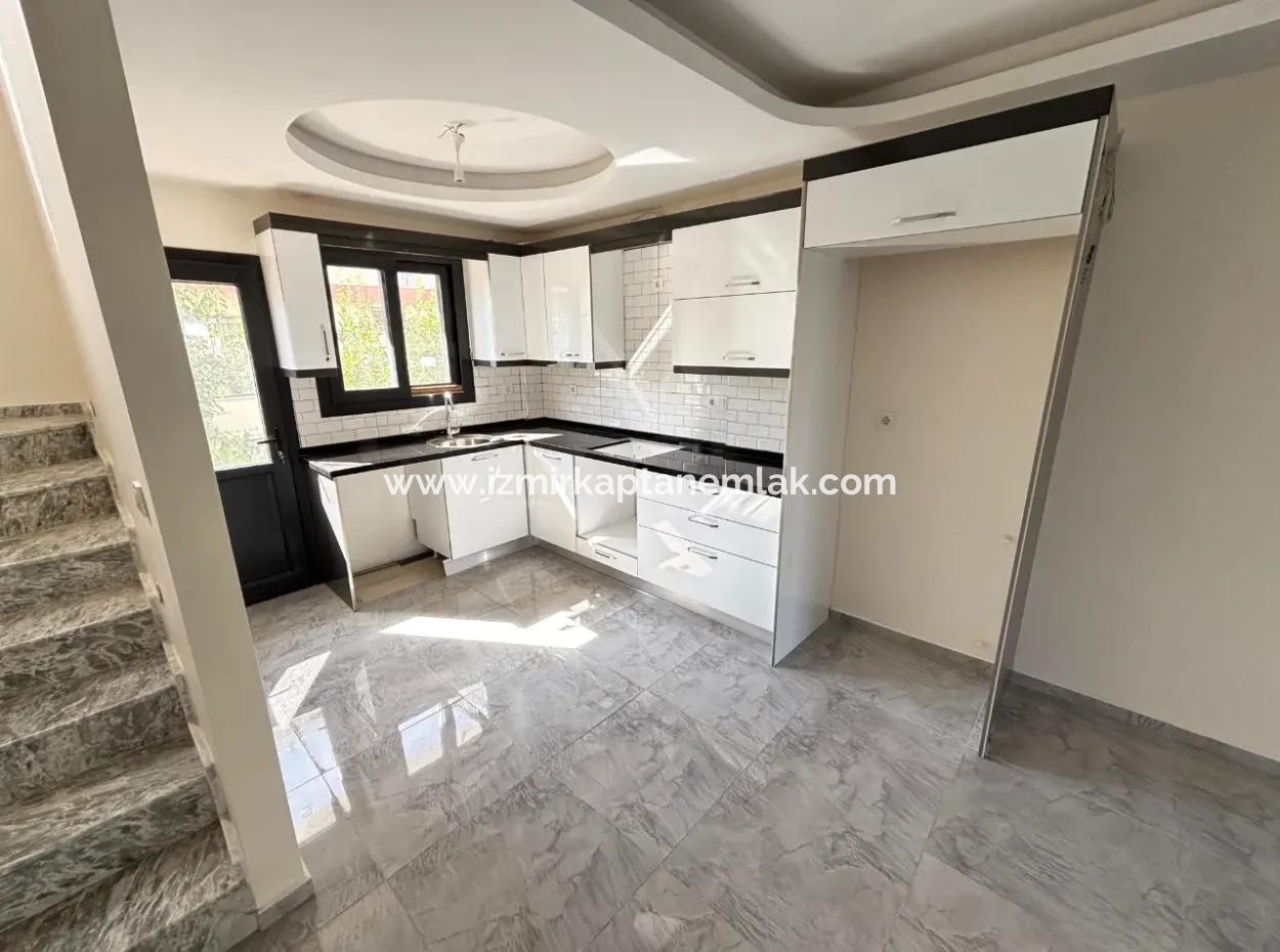 Doğanbey Merkez De Geniş Yapılı Ferah 3+1 Satılık Villa