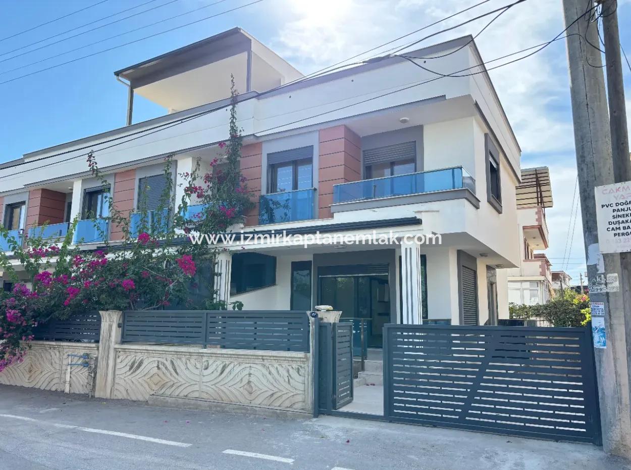 Doğanbey De Plaja 500 M Otoparklı Bahçeli 3+1 Satılık Villa
