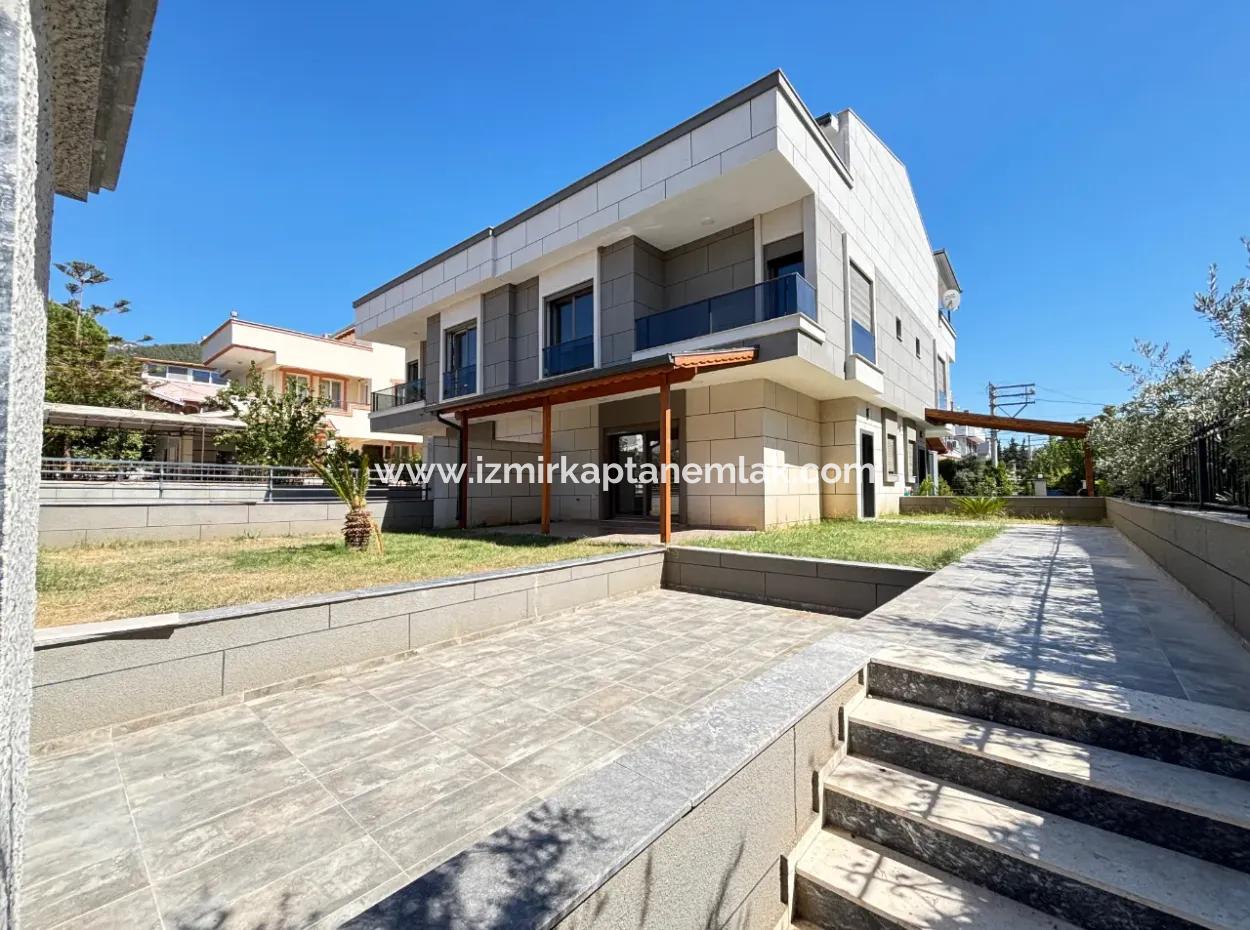 Özdere De Plaja 500 M Otoparklı Geniş Bahçeli 3+1 Satılık Villa