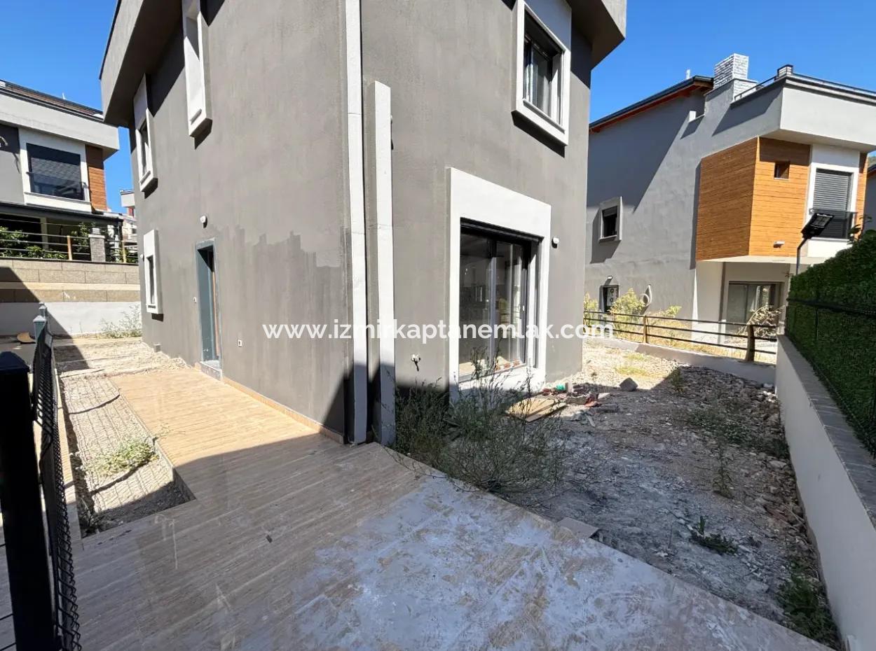 Özdere De Müstakil Girişli Ferah Yapılı 3+1 Satılık Villa