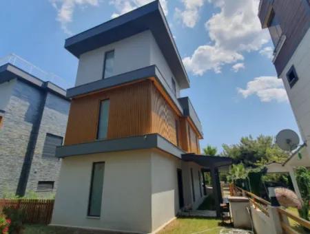 İzmir,Seferihisar,Payamlı’da 3+1 Havuzlu Site İçerisinde  Satılık Trıbleks Yazlık