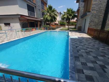 İzmir,Seferihisar,Payamlı’da 3+1 Havuzlu Site İçerisinde  Satılık Trıbleks Yazlık