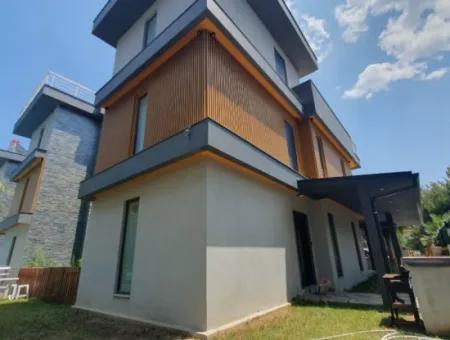İzmir,Seferihisar,Payamlı’da 3+1 Havuzlu Site İçerisinde  Satılık Trıbleks Yazlık