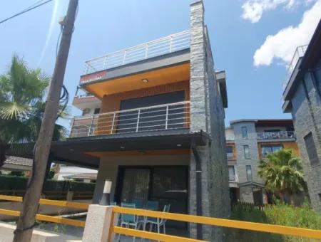 İzmir,Seferihisar,Payamlı’da 3+1 Havuzlu Site İçerisinde  Satılık Trıbleks Yazlık