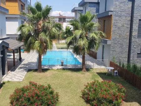 İzmir,Seferihisar,Payamlı’da 3+1 Havuzlu Site İçerisinde  Satılık Trıbleks Yazlık