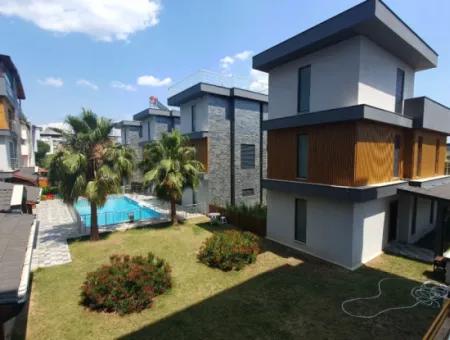 İzmir,Seferihisar,Payamlı’da 3+1 Havuzlu Site İçerisinde  Satılık Trıbleks Yazlık