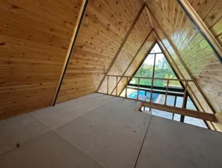 İzmir Menderes Yeniköy De 300 M2 Arsa İçinde Havuzlu Üçgen Bungolov Ev