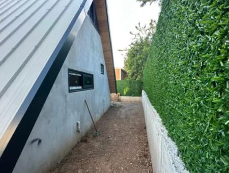 İzmir Menderes Yeniköy De 300 M2 Arsa İçinde Havuzlu Üçgen Bungolov Ev