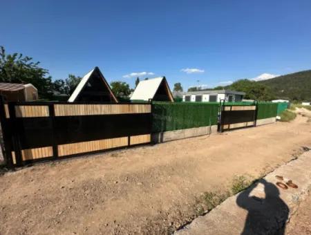 İzmir Menderes Yeniköy De 300 M2 Arsa İçinde Havuzlu Üçgen Bungolov Ev