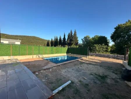 İzmir Menderes Yeniköy De 300 M2 Arsa İçinde Havuzlu Üçgen Bungolov Ev