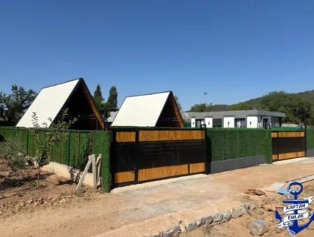 İzmir Menderes Yeniköy De 300 M2 Arsa İçinde Havuzlu Üçgen Bungolov Ev