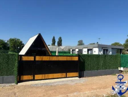 İzmir Menderes Yeniköy De 300 M2 Arsa İçinde Havuzlu Üçgen Bungolov Ev