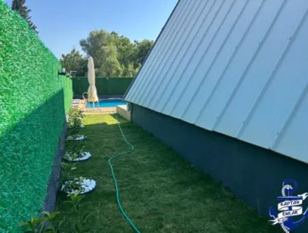 İzmir Menderes Yeniköy De 300 M2 Arsa İçinde Havuzlu Üçgen Bungolov Ev