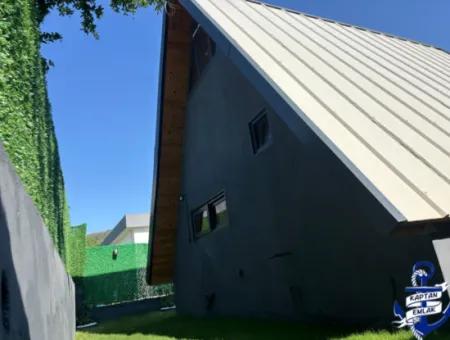 İzmir Menderes Yeniköy De 300 M2 Arsa İçinde Havuzlu Üçgen Bungolov Ev