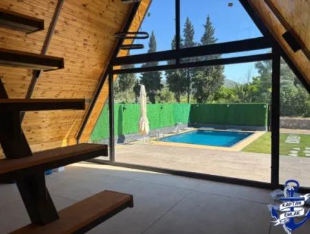 İzmir Menderes Yeniköy De 300 M2 Arsa İçinde Havuzlu Üçgen Bungolov Ev