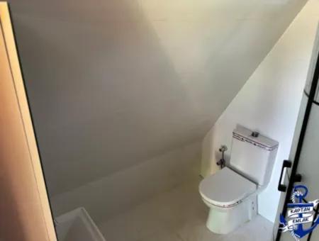 İzmir Menderes Yeniköy De 300 M2 Arsa İçinde Havuzlu Üçgen Bungolov Ev