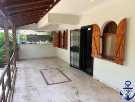 Ürkmezin En Gözde Yerinde Havuzlu Bahçeli Satılık 4+1 Villa