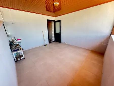 Ürkmez'de Plaja 300M Ayrı Mutfaklı Satılık 4+1 Geniş Villa