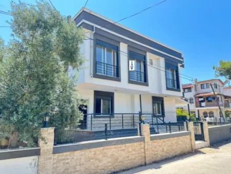 Seferihisar Doğanbey'de Geniş Bahçeli Ferah Teraslı Satılık 3+1 Villa