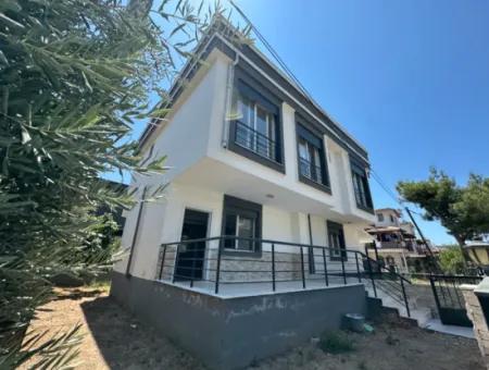 Seferihisar Doğanbey'de Geniş Bahçeli Ferah Teraslı Satılık 3+1 Villa