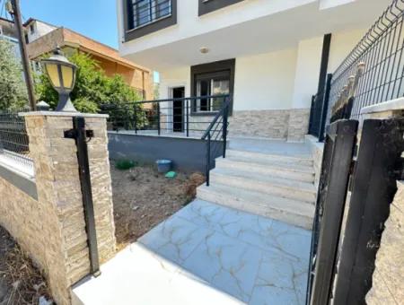 Seferihisar Doğanbey'de Geniş Bahçeli Ferah Teraslı Satılık 3+1 Villa