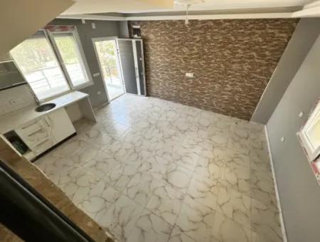 Seferihisar Doğanbey'de Geniş Bahçeli Ferah Teraslı Satılık 3+1 Villa