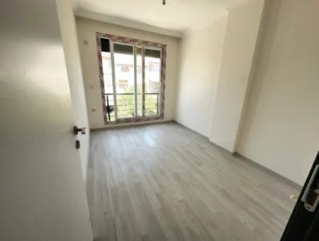 Seferihisar Doğanbey'de Geniş Bahçeli Ferah Teraslı Satılık 3+1 Villa