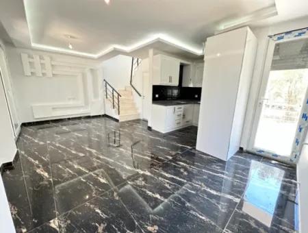 Doğanbey'de Kapalı Otoparklı Geniş Bahçeli Sıfır Satılık 3+1 Villa