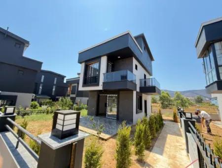 Doğanbey'de 200M2 Arsa İçerisin'de Bağımsız Bahçeli Satılık 2+1 Villa