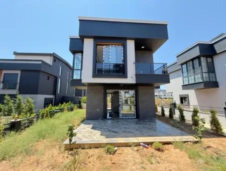Doğanbey'de 200M2 Arsa İçerisin'de Bağımsız Bahçeli Satılık 2+1 Villa