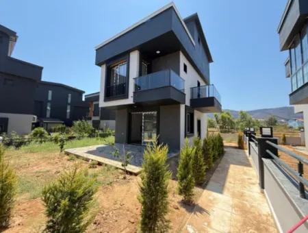 Doğanbey'de 200M2 Arsa İçerisin'de Bağımsız Bahçeli Satılık 2+1 Villa