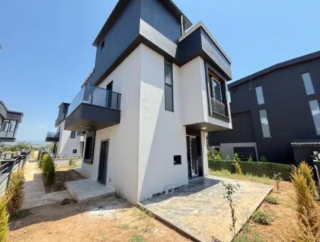 Doğanbey'de 200M2 Arsa İçerisin'de Bağımsız Bahçeli Satılık 2+1 Villa