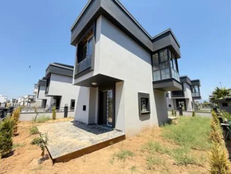 Doğanbey'de 200M2 Arsa İçerisin'de Bağımsız Bahçeli Satılık 2+1 Villa