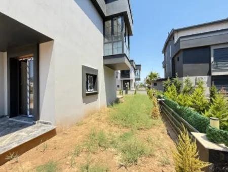Doğanbey'de 200M2 Arsa İçerisin'de Bağımsız Bahçeli Satılık 2+1 Villa