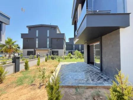 Doğanbey'de 200M2 Arsa İçerisin'de Bağımsız Bahçeli Satılık 2+1 Villa