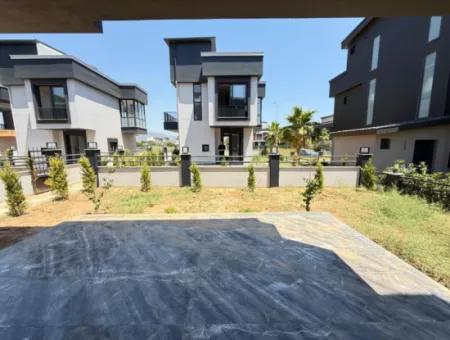 Doğanbey'de 200M2 Arsa İçerisin'de Bağımsız Bahçeli Satılık 2+1 Villa