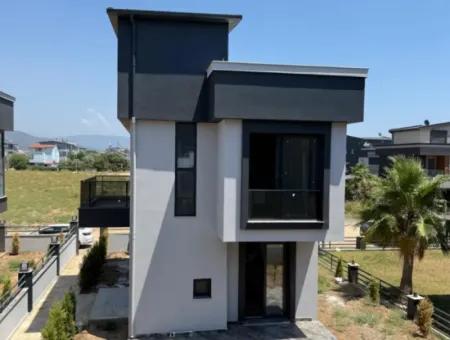 Doğanbey'de 200M2 Arsa İçerisin'de Bağımsız Bahçeli Satılık 2+1 Villa