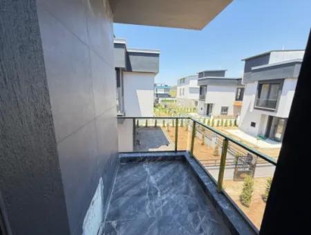 Doğanbey'de 200M2 Arsa İçerisin'de Bağımsız Bahçeli Satılık 2+1 Villa