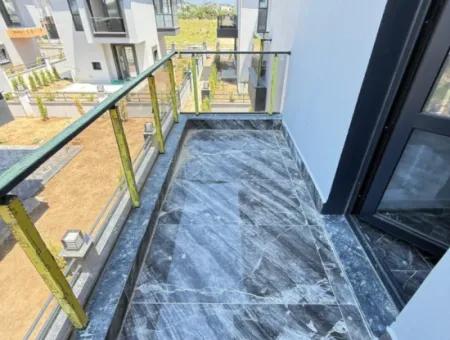 Doğanbey'de 200M2 Arsa İçerisin'de Bağımsız Bahçeli Satılık 2+1 Villa