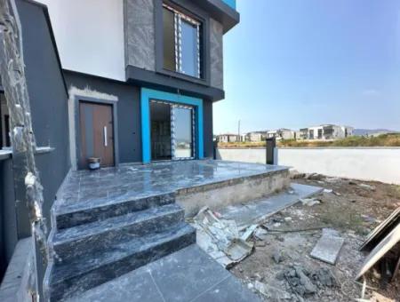 Doğanbey Cumhuriyet Mah'de Geniş Bahçeli Yerden Isıtmalı Satılık 2+1 Villa