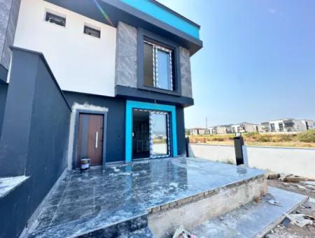 Doğanbey Cumhuriyet Mah'de Geniş Bahçeli Yerden Isıtmalı Satılık 2+1 Villa