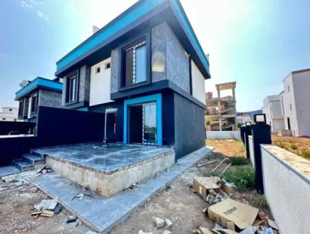 Doğanbey Cumhuriyet Mah'de Geniş Bahçeli Yerden Isıtmalı Satılık 2+1 Villa