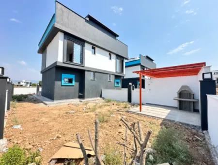 Doğanbey Cumhuriyet Mah'de Geniş Bahçeli Yerden Isıtmalı Satılık 2+1 Villa